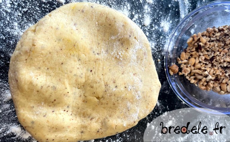 préparation des Bredele aux noisettes, cœur chocolat préparation des Bredele aux noisettes, cœur chocolat