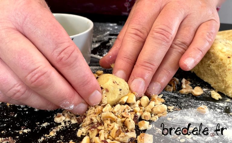 préparation des Bredele aux noisettes, cœur chocolat préparation des Bredele aux noisettes, cœur chocolat